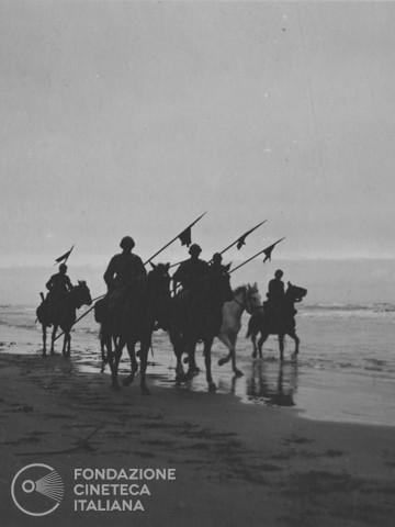 Pattuglia di cavalleria in perlustrazione sulla foce del Piave